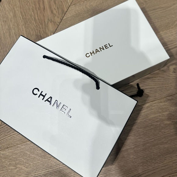 CHANEL NWT tweed cosmetic bag. - Picture 8 of 9